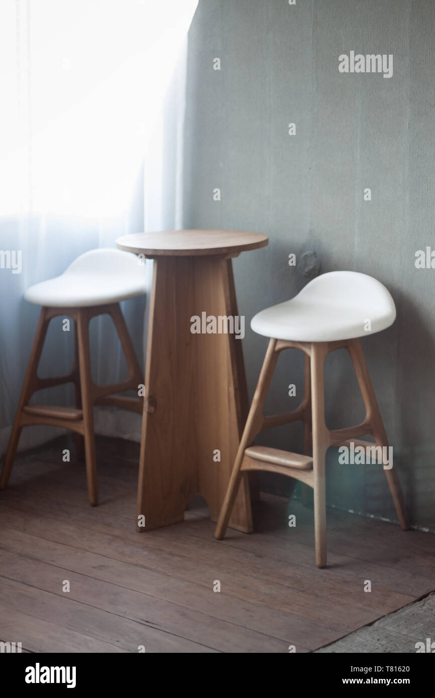 Chaises élégantes avec arrière-plan de béton vide, stock photo Banque D'Images