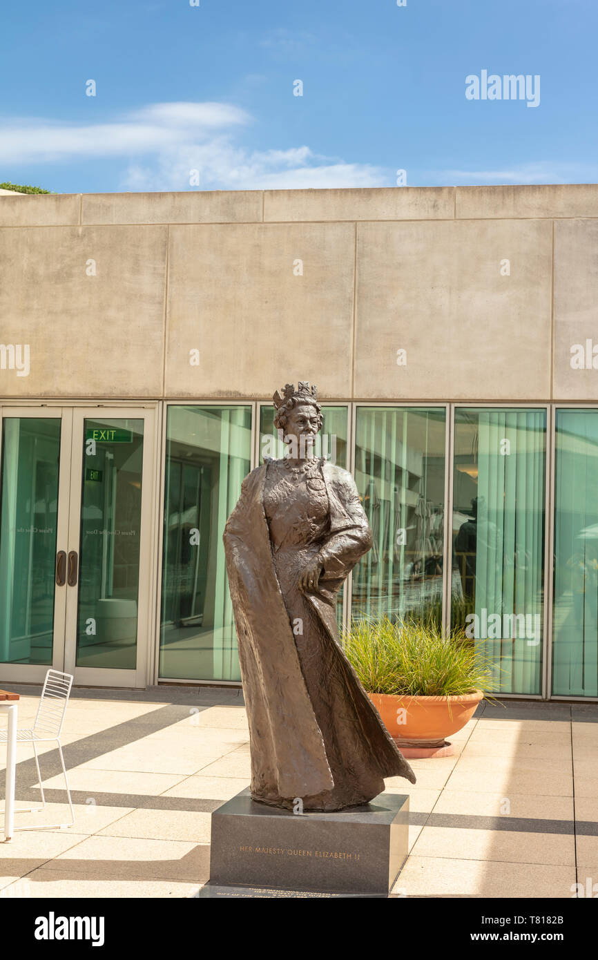 Statue en bronze de la reine Elizabeth II sur la terrasse extérieure au Parlement fédéral Chambre à Canberra. Banque D'Images
