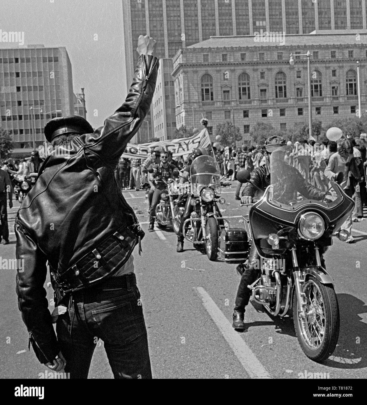 L'homme en cuir soulève son poing pendant la Parade de la Gay Pride à San Francisco le 29 juin 1977 Banque D'Images