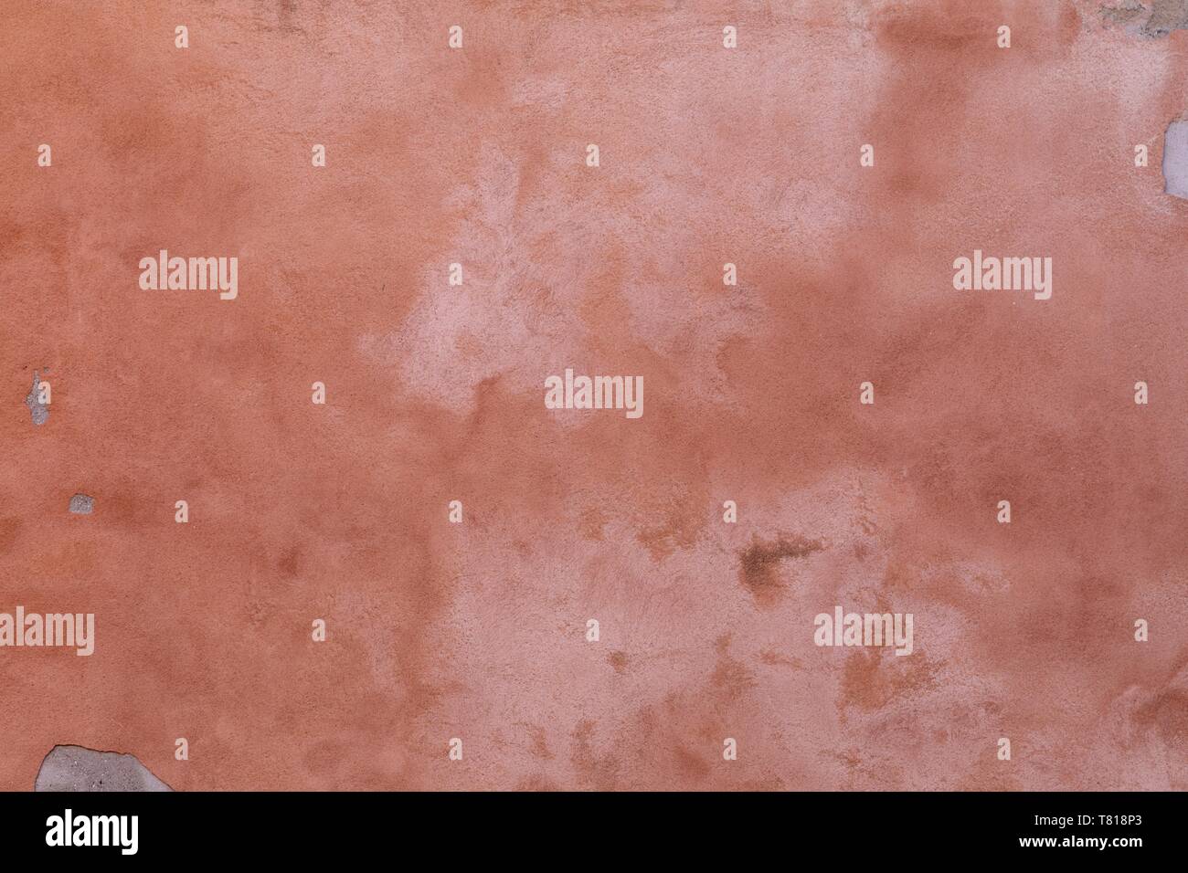 Prêt pour la réparation, peachy pink stuc peint mur, qui a été broyé et s'est évanoui Banque D'Images