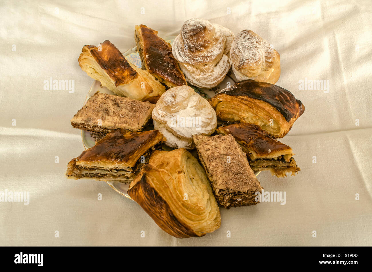 Assiette De Porcelaine Avec Des Tranches De Differents Gateaux Et Eclairs Avec Traditionnel Armenien Gata Cookies Faite De Pate Feuilletee Sur Une Nappe Blanche Photo Stock Alamy
