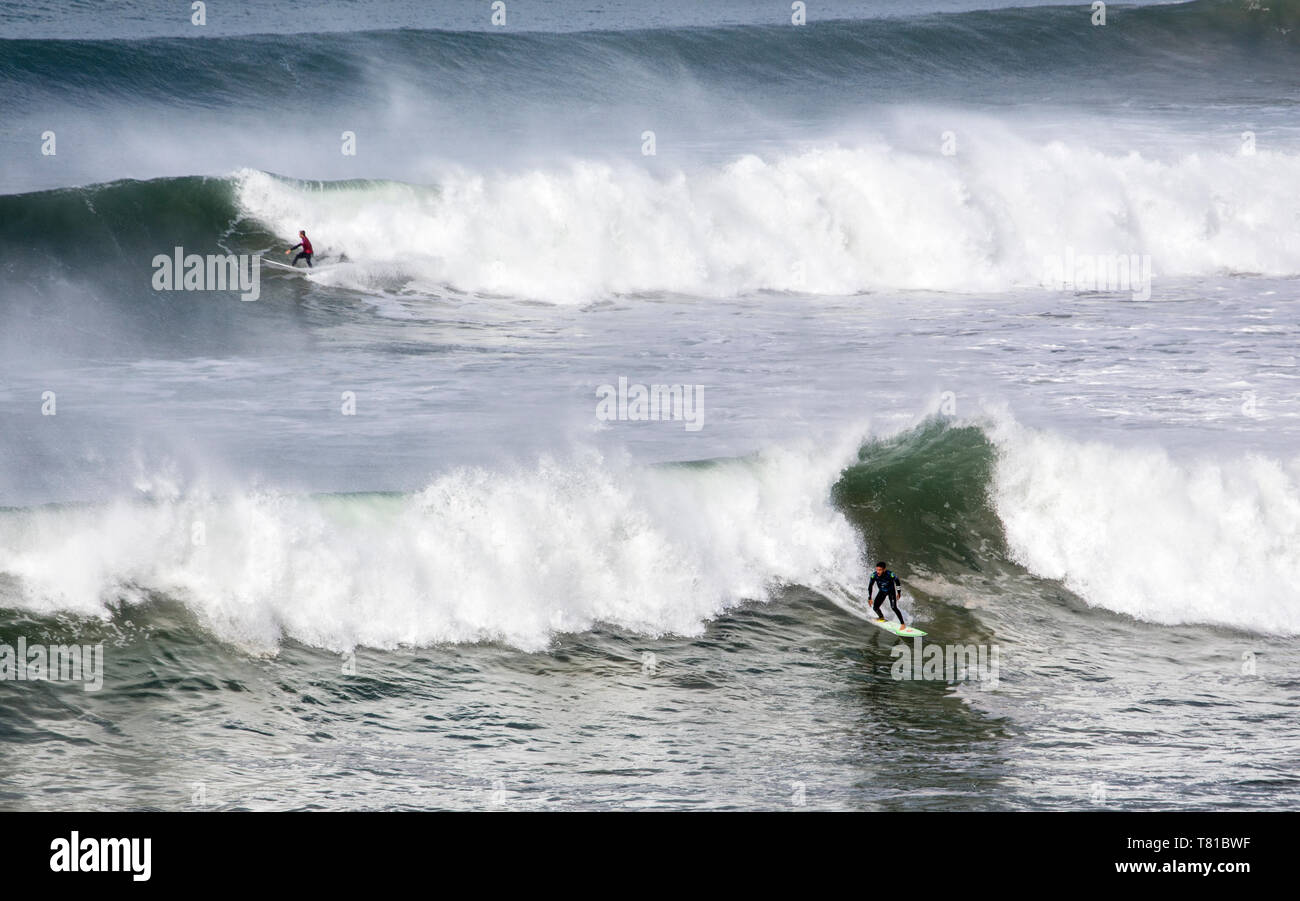 Bells Beach, Torquay/Australie - Avril 27, 2019 : Chaleur 1 de Rip Curl Pro men's demi-finale de la Ligue mondiale de Surf, Filipe Toledo (premier plan) gagner plus de Banque D'Images