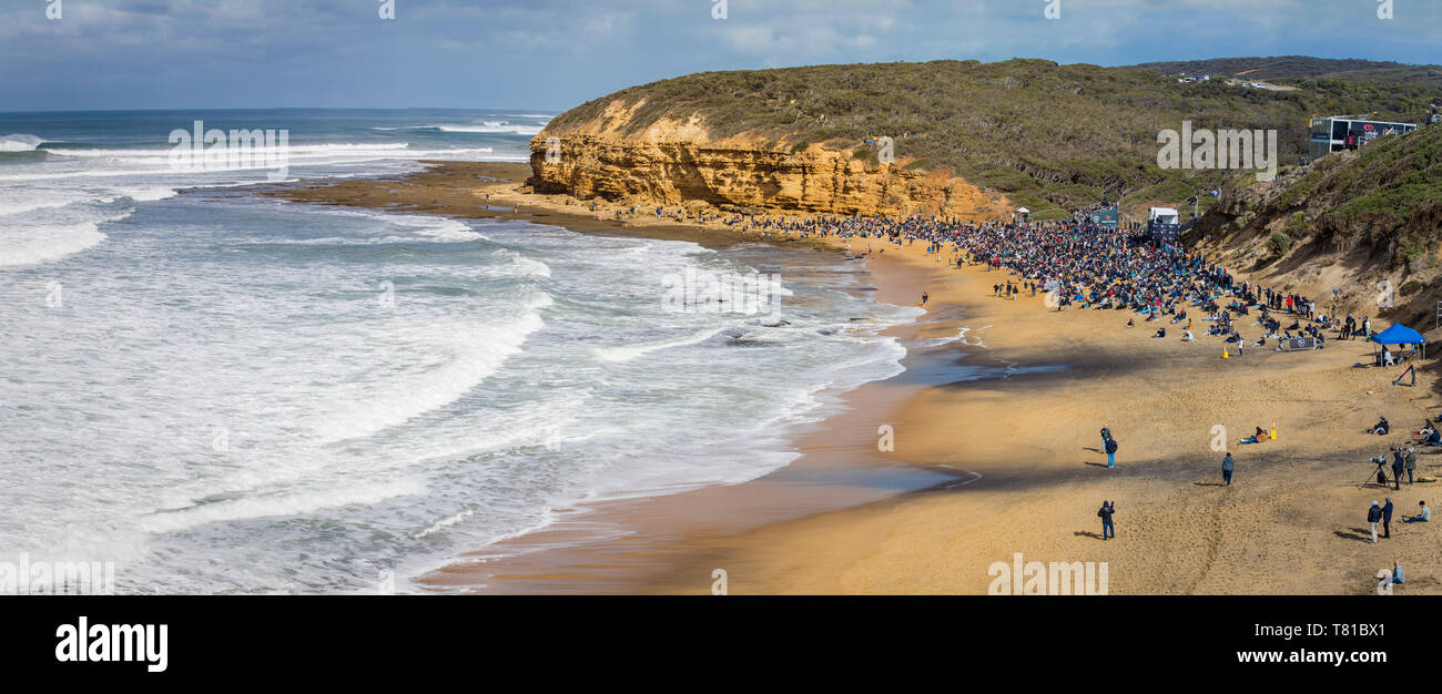 Bells Beach, Torquay/Australie - Avril 27, 2019 : Monster gonfle pendant la finale du Rip Curl Pro attirant des foules Banque D'Images