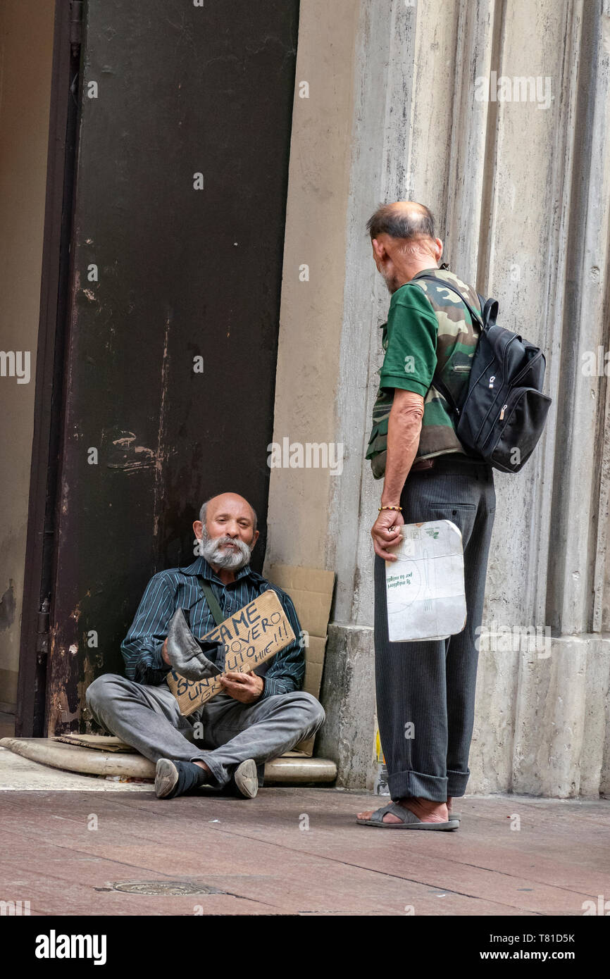 Mendiant de la rue, le centre-ville de Bologne, Italie Banque D'Images