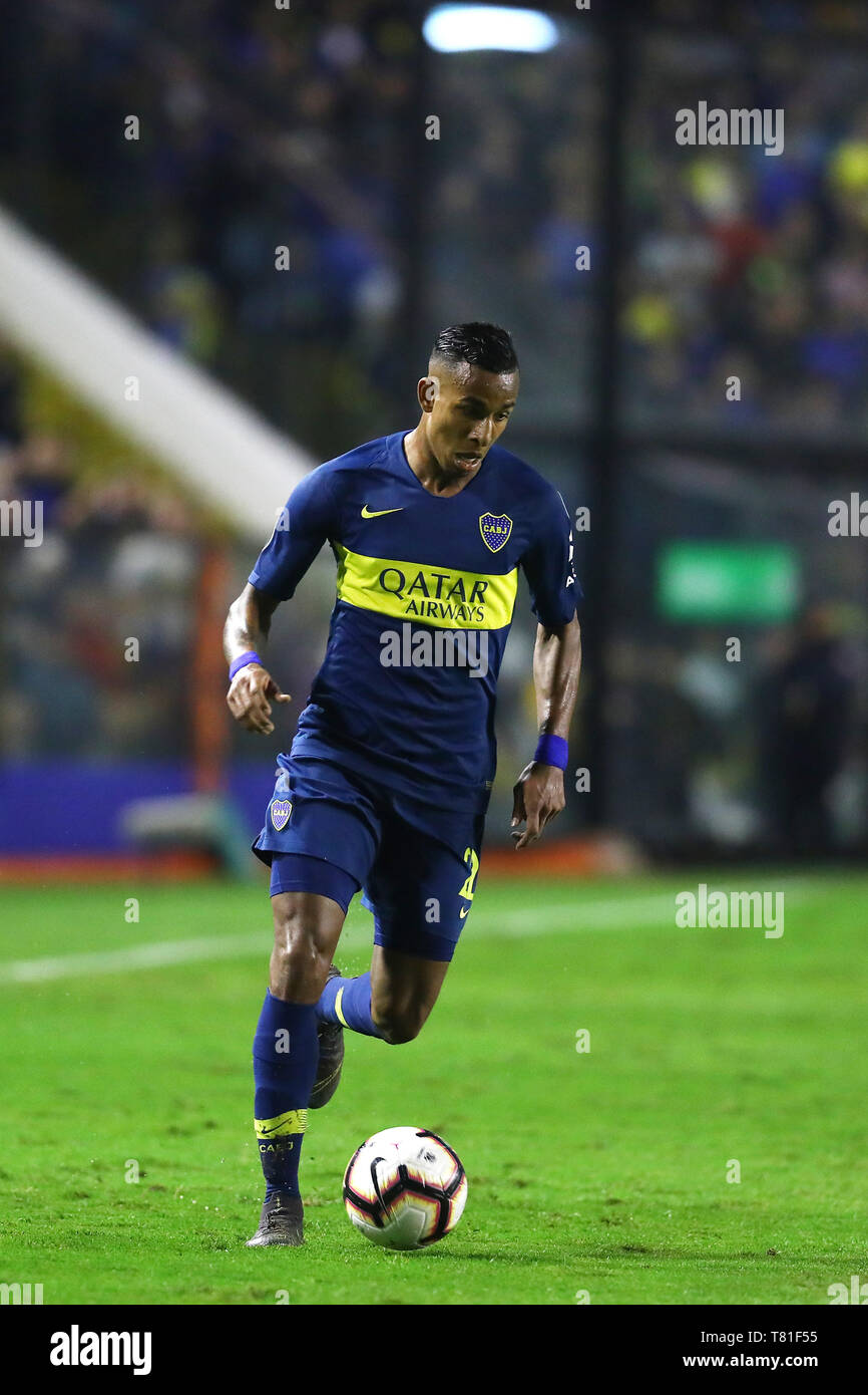 Buenos Aires, Argentine - 09 mai, 2019 : Sebastian Villa (Boca Juniors) tenant la boule sur le match contre l'Atletico dans Panaraense la Bombonera Stad Banque D'Images