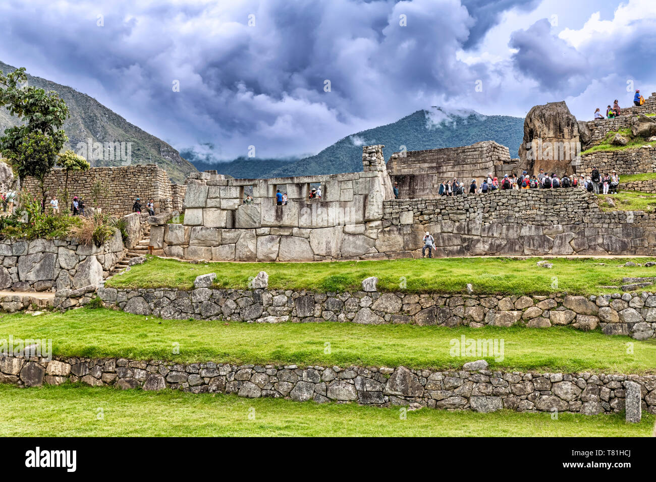 Machu Picchu, Pérou - 6 Avril 2019 : Visite Touristique Temple aux Trois Fenêtres et sacré Plaza en ville antique de incas du Machu Picchu, au Pérou. Banque D'Images