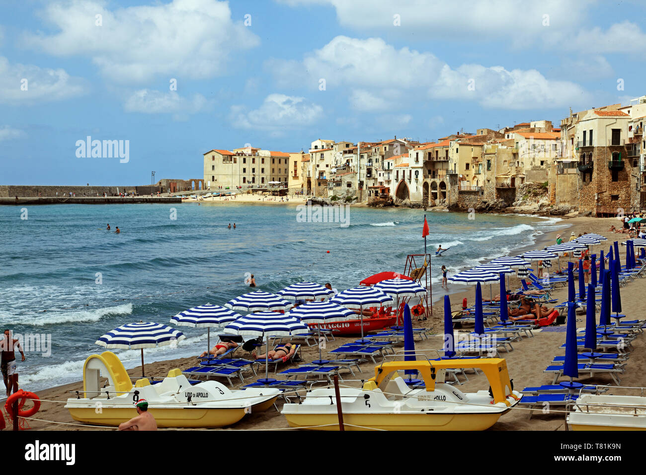 L'idyllique plage de Cefalù Sicile Italie Banque D'Images