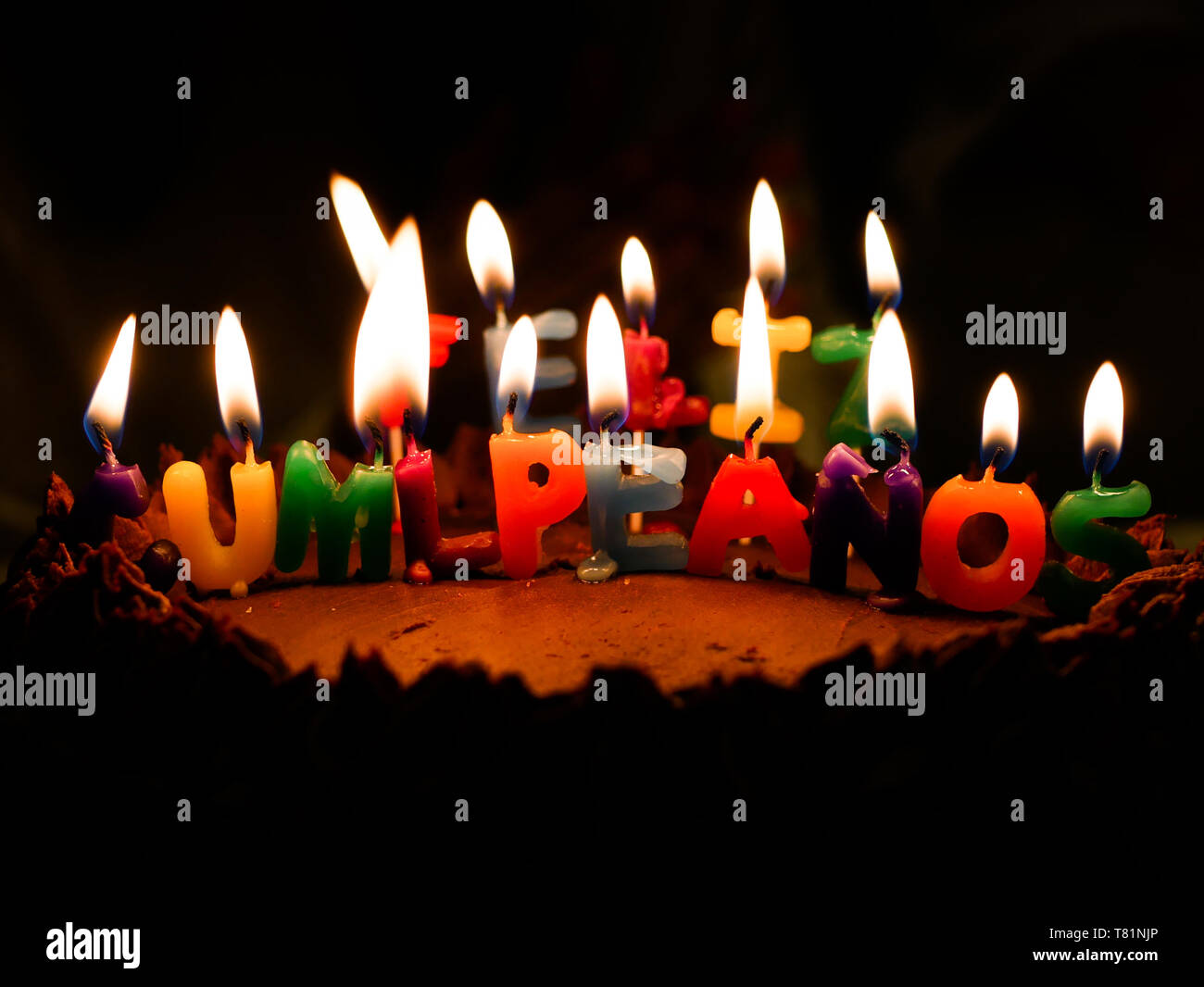 Joyeux anniversaire bougies avec des lettres en espagnol Feliz Cumpleaños  Photo Stock - Alamy