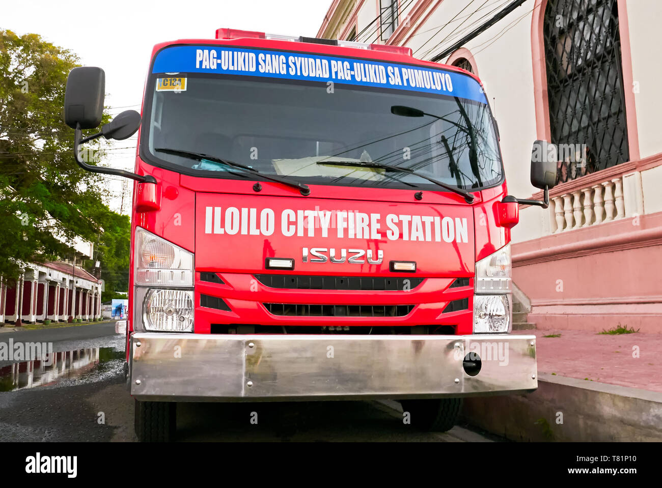 La Ville d'Iloilo, Philippines, Province d'Iloilo - Avril 21, 2019 - vue avant d'une couleur rouge nouveau camion d'incendie à un parking près de la caserne d'Iloilo Banque D'Images