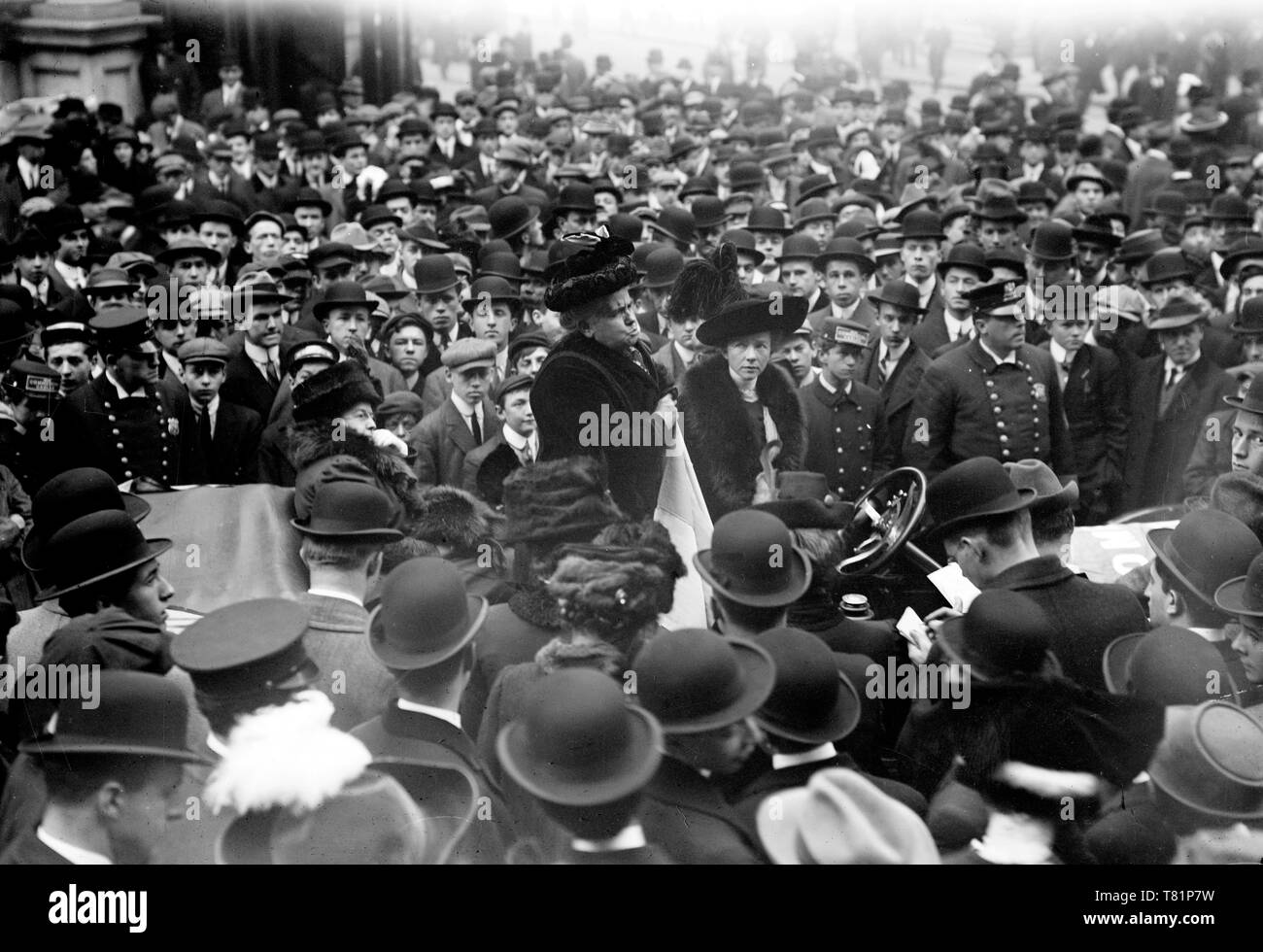 NYC, Anna Howard Shaw s'adresse à la foule Banque D'Images