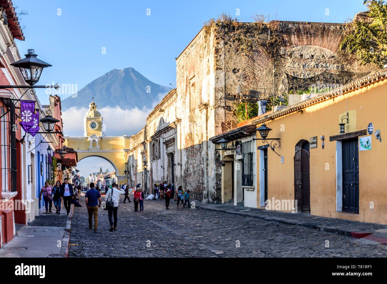 Antigua, Guatemala - 14 Avril 2019 : Rue avec passage de Santa Catalina, ruines & volcan Agua derrière dans la ville coloniale et du patrimoine mondial de l'UNESCO. Banque D'Images