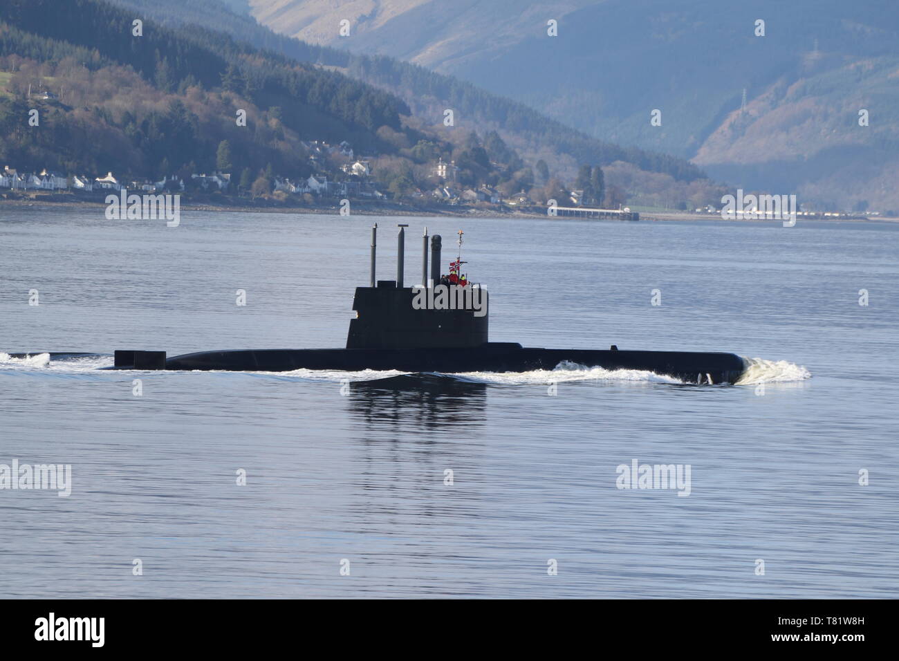 KNM Utsira (S301), un sous-marin de la classe Ula exploités par la Marine royale norvégienne, passant au cours de l'exercice Joint Warrior Gourock 19-1. Banque D'Images