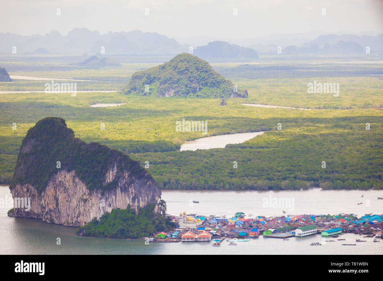 Ko Tao est une île de Thaïlande. Restaurants, discothèques et magasins de plongée en cluster et près de la plage de Mae Haad Sai Ri Beach Banque D'Images