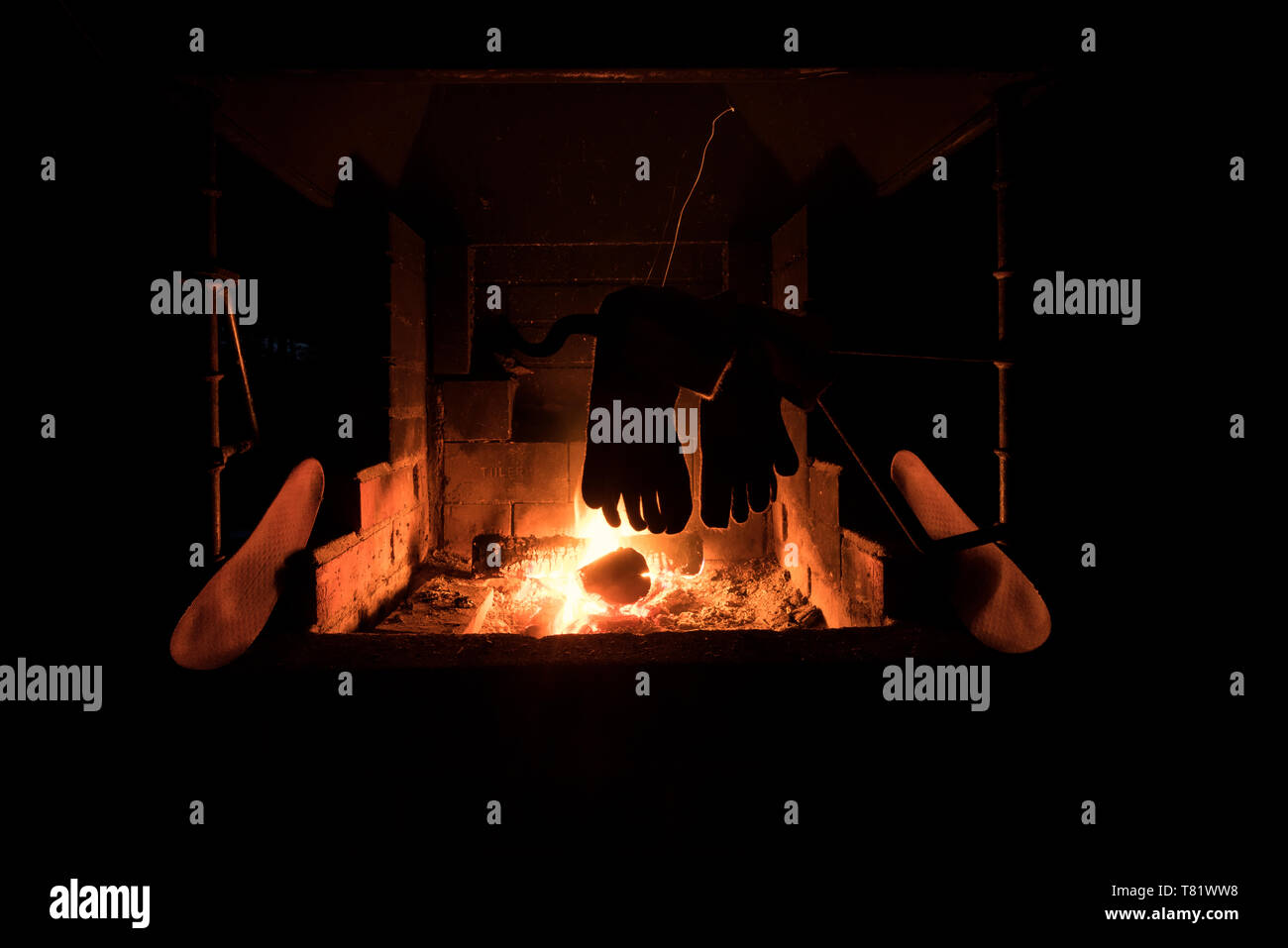 Sécher des chaussettes près du feu pendant une randonnée de plusieurs jours, près de Ruovesi, Finlande Banque D'Images