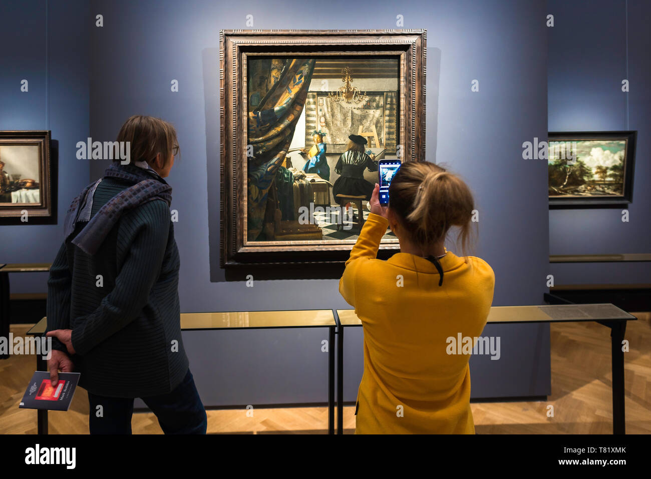 Vermeer art, vue arrière de deux touristes regardant l'art de la peinture par Jan Vermeer à l'intérieur du musée Kunsthistorisches à Vienne, Autriche. Banque D'Images