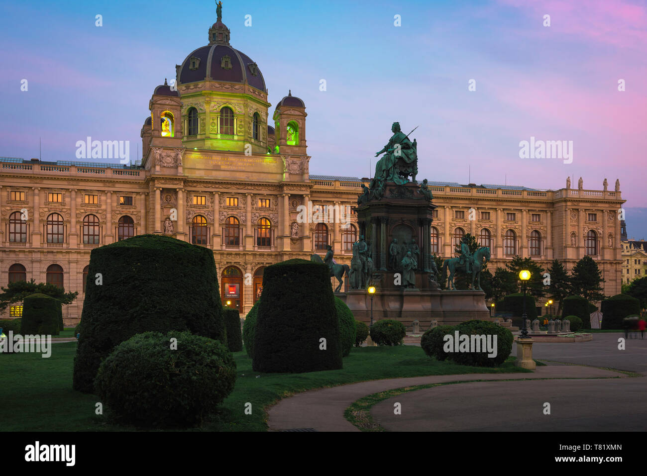 Le Kunsthistorisches Museum, voir au crépuscule du Kunsthistorisches Museum avec la statue de Marie Thérèse dans l'avant-plan, Vienne, Vienne, Autriche. Banque D'Images