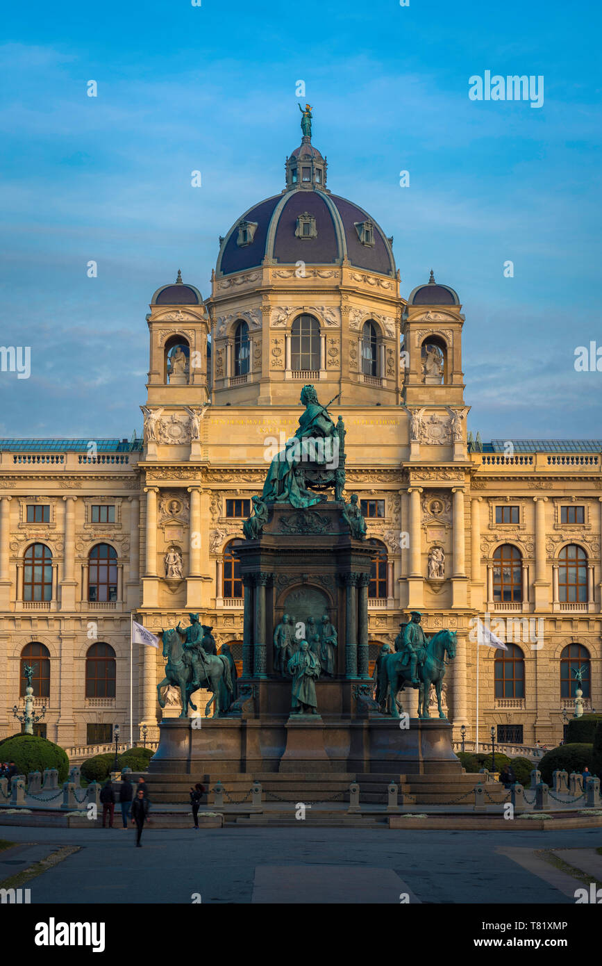 Kunsthistorisches Vienne, voir au coucher du soleil du Kunsthistorisches Museum avec la statue de Marie Thérèse dans l'avant-plan, Vienne, Vienne, Autriche. Banque D'Images