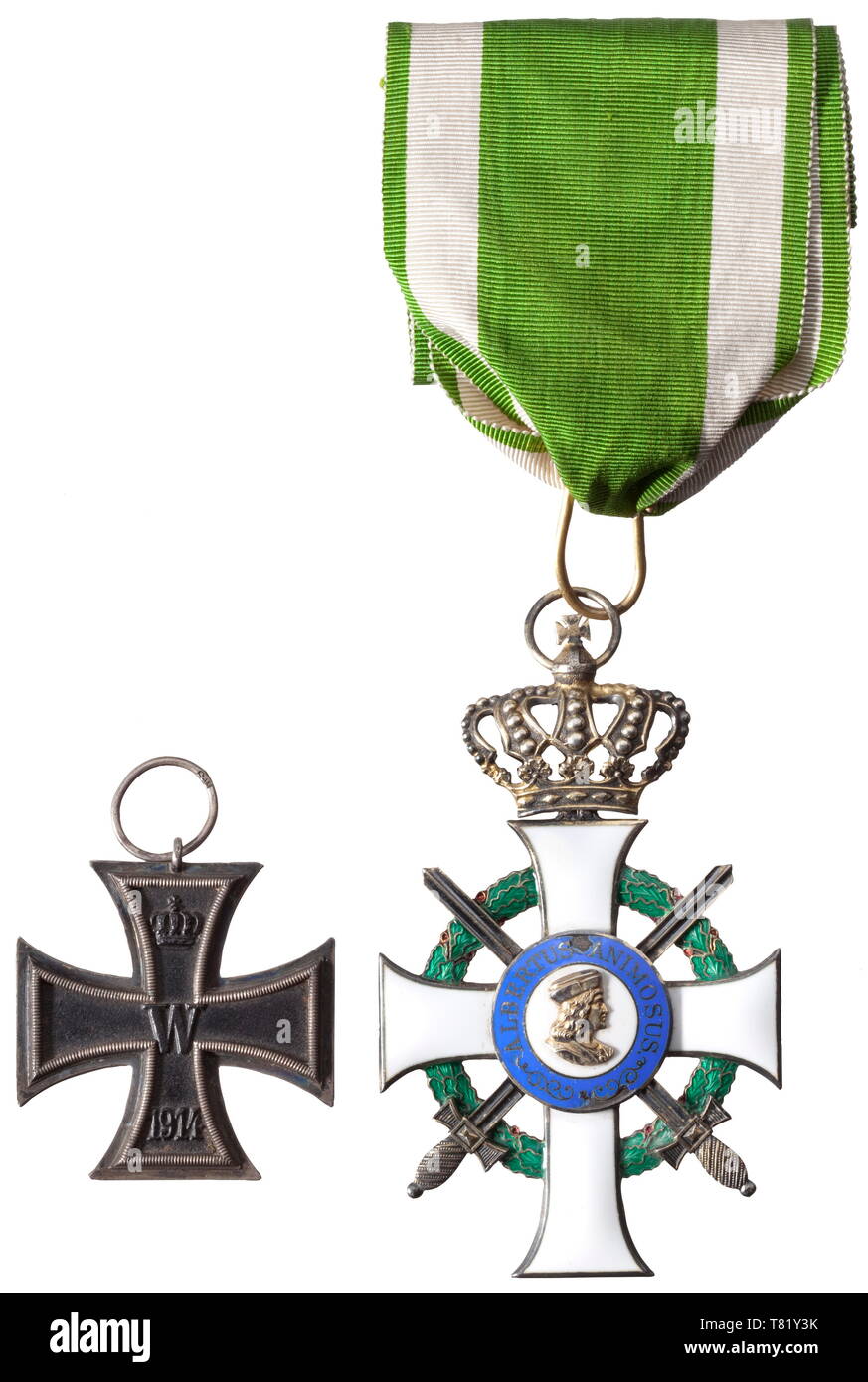 La Croix de Commandeur de l'ordre d'Albert d'épées décernées en 1915 à Oberst (colonel) Prussien Wilhelm Rotte, officier de l'ingénieur et pionnier de la forteresse de Posen du corps et plus tard général de pionniers. La Croix de l'ordre en question d'argent doré ('S' dans le bras transversal inférieur) de la firme Scharffenberg à Dresde avec la désignation correspondante dans le traverses. Sur un en particulier, original ruban de cou. De nombreux petits défauts de l'émail bleu du médaillon, sinon très beau. Inclus est le général croix de fer 2ème, Additional-Rights Clearance-Info-Cla-Not-Available Banque D'Images
