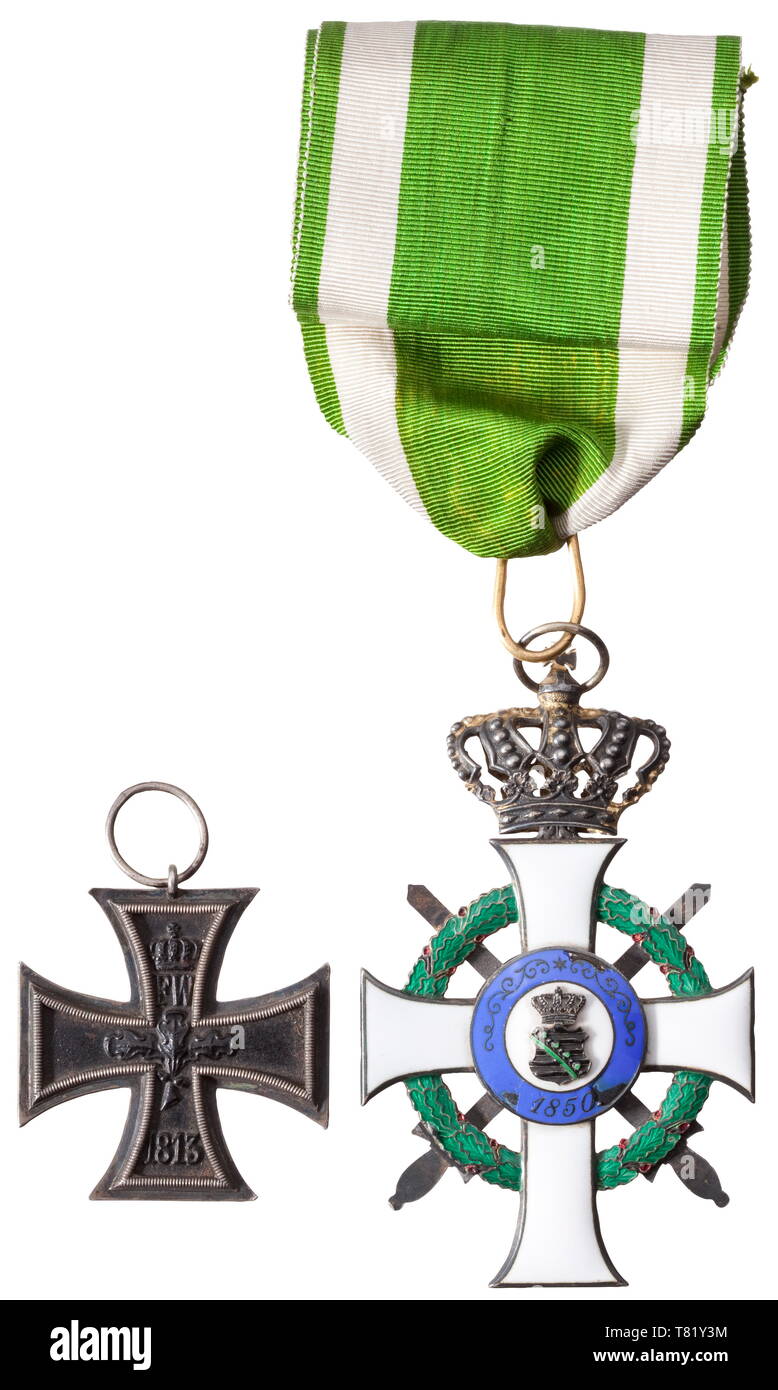 La Croix de Commandeur de l'ordre d'Albert d'épées décernées en 1915 à Oberst (colonel) Prussien Wilhelm Rotte, officier de l'ingénieur et pionnier de la forteresse de Posen du corps et plus tard général de pionniers. La Croix de l'ordre en question d'argent doré ('S' dans le bras transversal inférieur) de la firme Scharffenberg à Dresde avec la désignation correspondante dans le traverses. Sur un en particulier, original ruban de cou. De nombreux petits défauts de l'émail bleu du médaillon, sinon très beau. Inclus est le général croix de fer 2ème, Additional-Rights Clearance-Info-Cla-Not-Available Banque D'Images