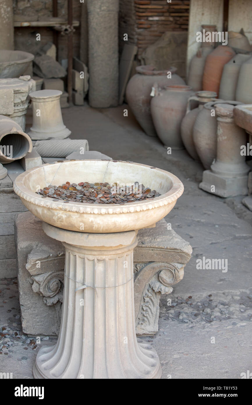 Navires, pots et une variété d'objets d'éruption du Vésuve à Pompéi ont été excavés et catalogué .Pompei, Italie Banque D'Images