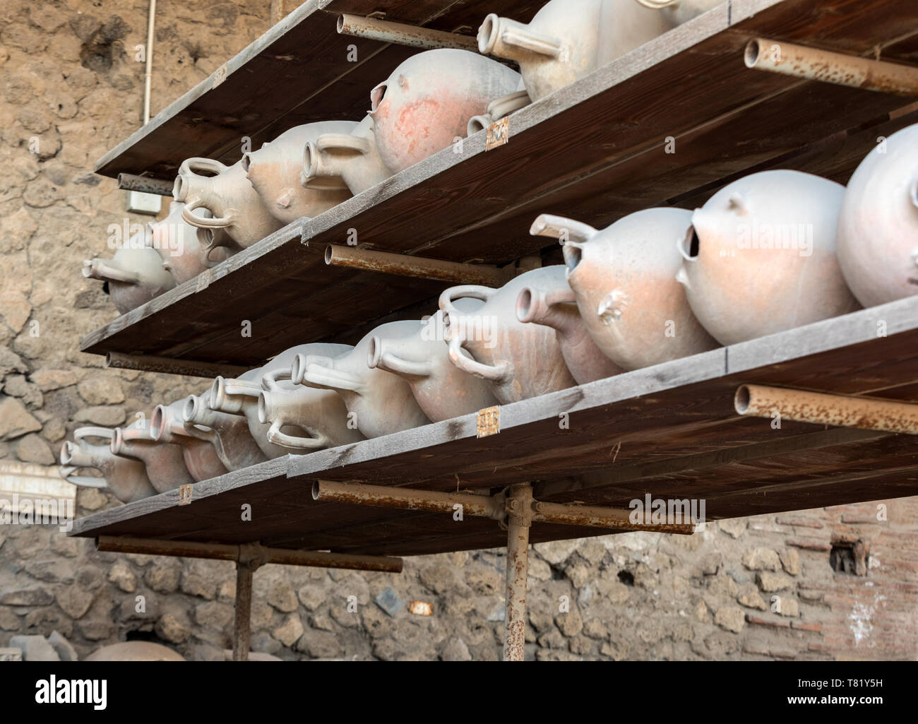 Navires, pots et une variété d'objets d'éruption du Vésuve à Pompéi ont été excavés et catalogué .Pompei, Italie Banque D'Images