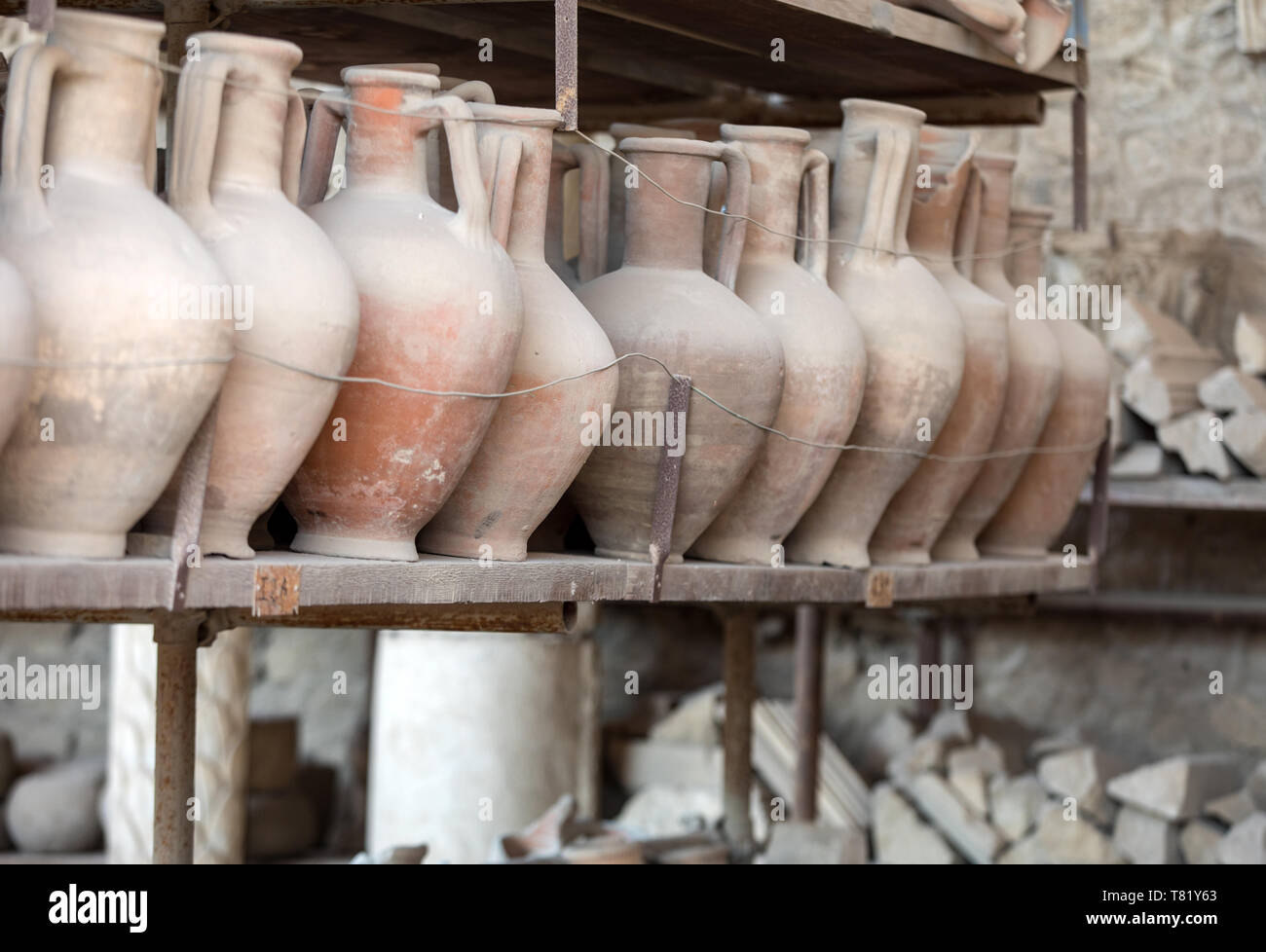 Navires, pots et une variété d'objets d'éruption du Vésuve à Pompéi ont été excavés et catalogué .Pompei, Italie Banque D'Images