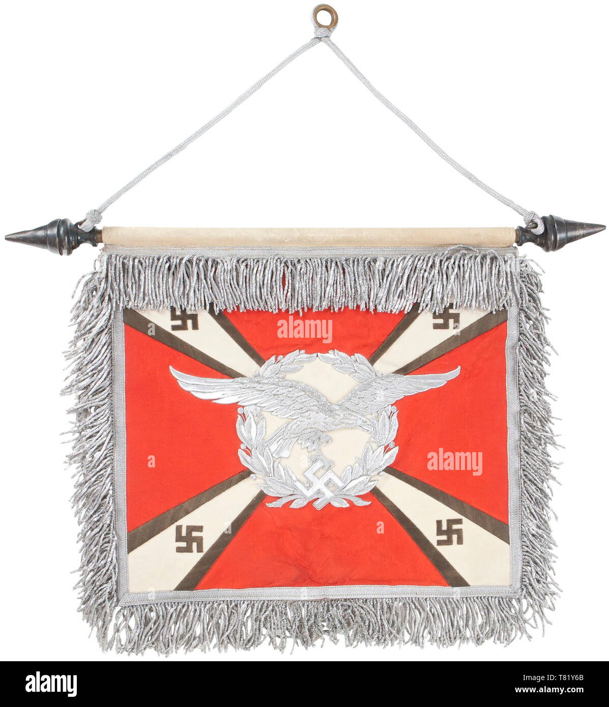 La Luftwaffe Flak Schellenbaum drapeau drapeau Schellenbaum tintement (Johnny) de la 23e régiment de DCA. Taille 32 x 28 cm de soie rouge. Centre de l'avers représente un aigle de la Luftwaffe à l'intérieur d'une couronne de laurier construite en lingots d'argent fine. Depuis les bords de la couronne pour les coins sont quatre poutres de soie blanche bordée de bandes de soie noire et tous les l'élargissement vers les coins. Près de la fin de la route blanche est un svastika noir brodé de soie noire avec bras horizontal. Domaine de soie rouge brodé arrière avec l'inscription 'Gothique' dans Flakregiment 23 lingots d'argent fine. Le Editorial-Use , SEULE Banque D'Images