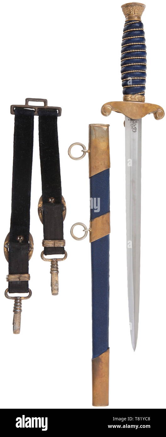 Un poignard M 37 pour les officiers de la douane de l'eau avec cintre. Bouilloire WKC Solingen,. La lame avec marque du fabricant. Contre-garde et pommeau en laiton avec traces de dorure. Poignée en cuir bleu avec du fil d'enrubannage. Fourreau en acier recouvert de cuir bleu, raccords en laiton doré. Longueur 40 cm. Le crochet est de soie côtelée noire avec doublure en velours noir et doré raccords en aluminium. USA-lot historique, historique, du service des douanes, 20e siècle, Additional-Rights Clearance-Info-Not-Available- Banque D'Images