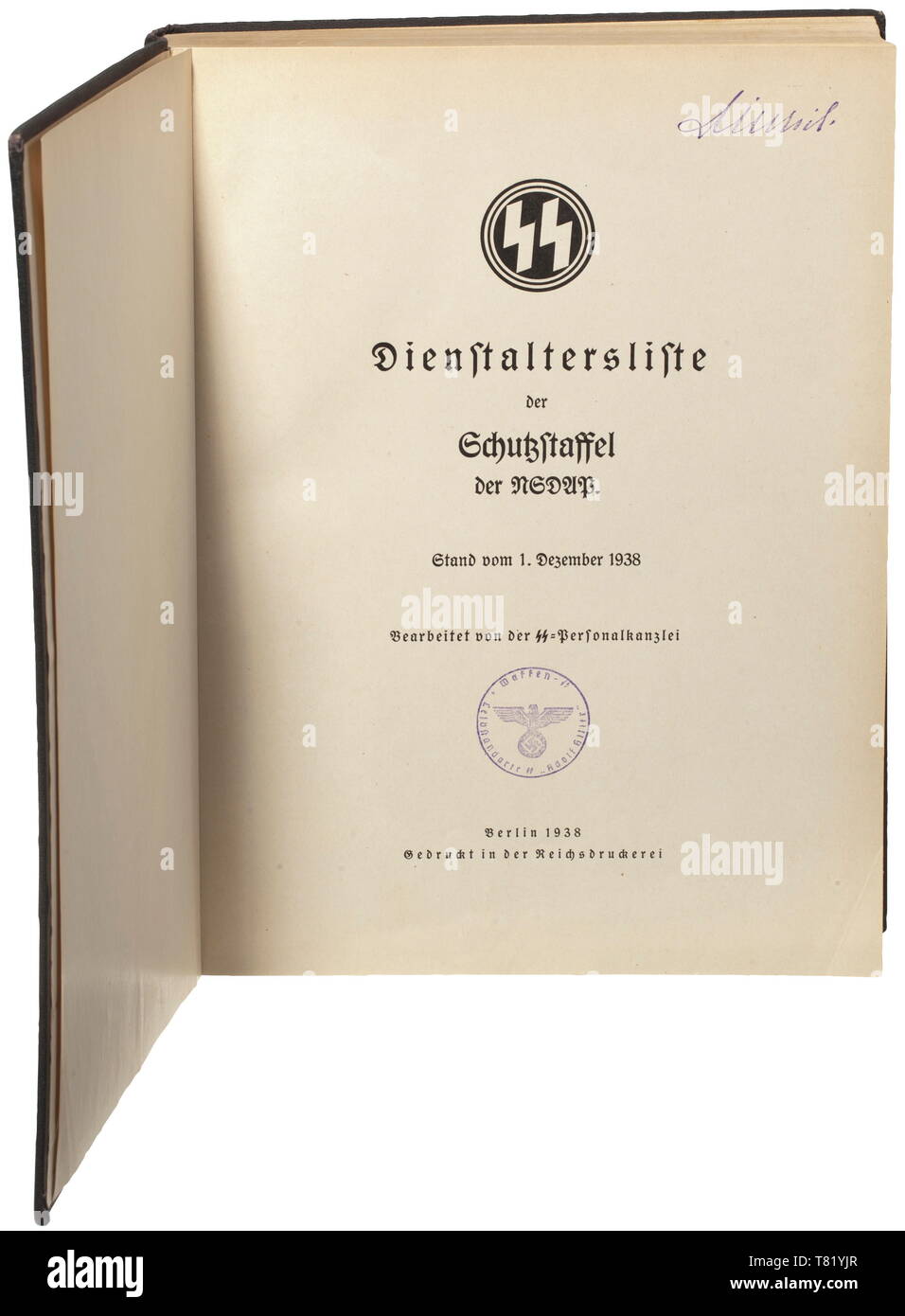 Sepp Dietrich - une liste d'ancienneté comme agent de Schutzstaffel du 1 décembre 1938. Préparé par le bureau du personnel du Reichsführer-SS. Vers 13 800 officiers, classés par catégorie de service (Obergruppenführer à Untersturmführer) avec l'information sur la position officielle du parti, et les numéros de SS, date de naissance, date de chaque promotion, Totenkopf Ring award, prix de l'Épée d'honneur Reichsführer, Ordre de sang etc. inclus est une liste de ces agents qui ont été formés dans les écoles, Führer ont abandonné ou ont été expulsés. Couvercle noir avec blanc gravé les runes et le lettrage. Flyleaf inventaire, Editorial-Use avec sta-seulement Banque D'Images