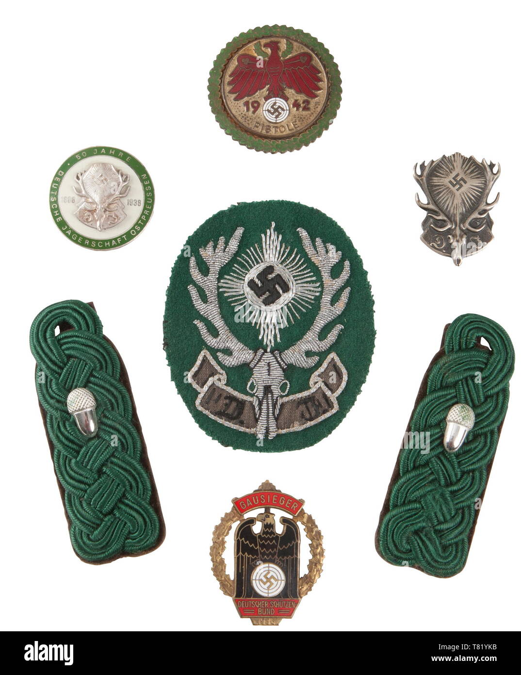 Une collection d'accessoires pour la chasse, la foresterie, la prise de  vue. Association de chasse Ostpreußen (D.J.), un badge officiel de la  foresterie, l'épaule de tir militaire award pour 1942, Gausieger 1936