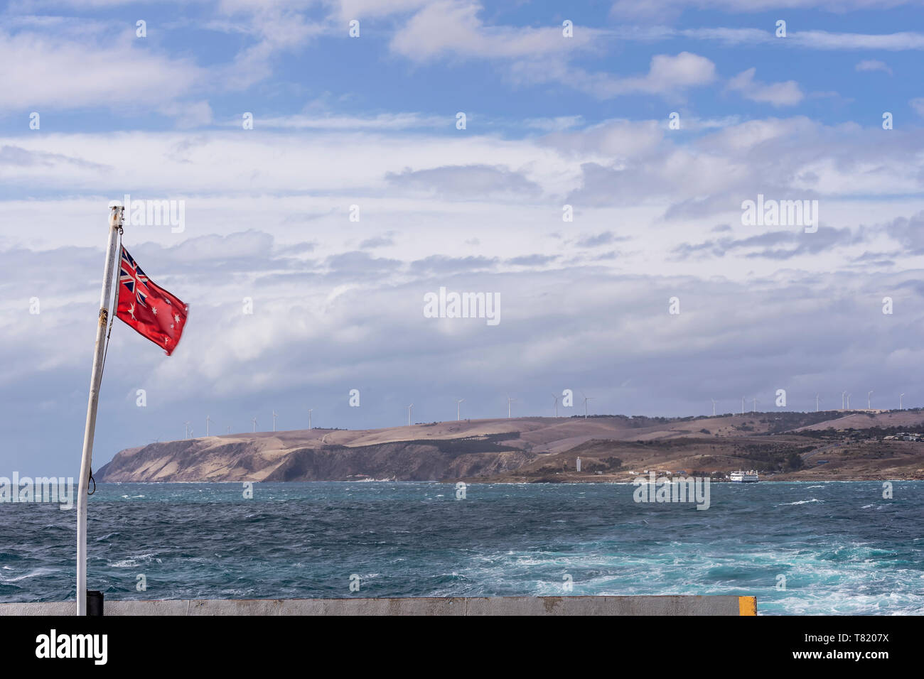 L'Australian Red Ensign forme sur le ferry qui relie Cape Jervis à Penneshaw, Kangaroo Island, Australie du Sud Banque D'Images