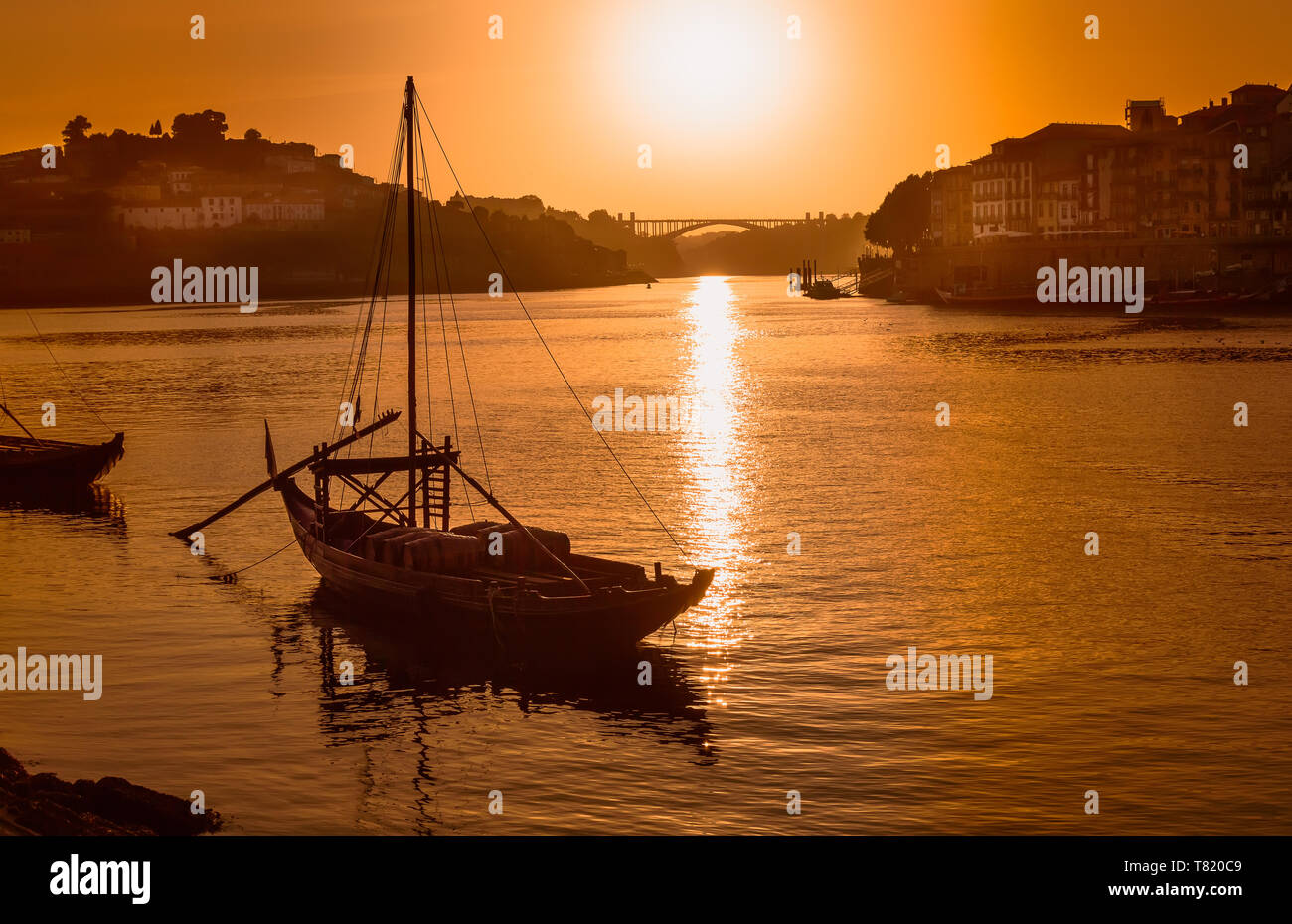 Porto au coucher du soleil : rivière Duoro avec bateau rabelo face au  soleil couchant et pont Arrabida en arrière-plan, Portugal Photo Stock -  Alamy