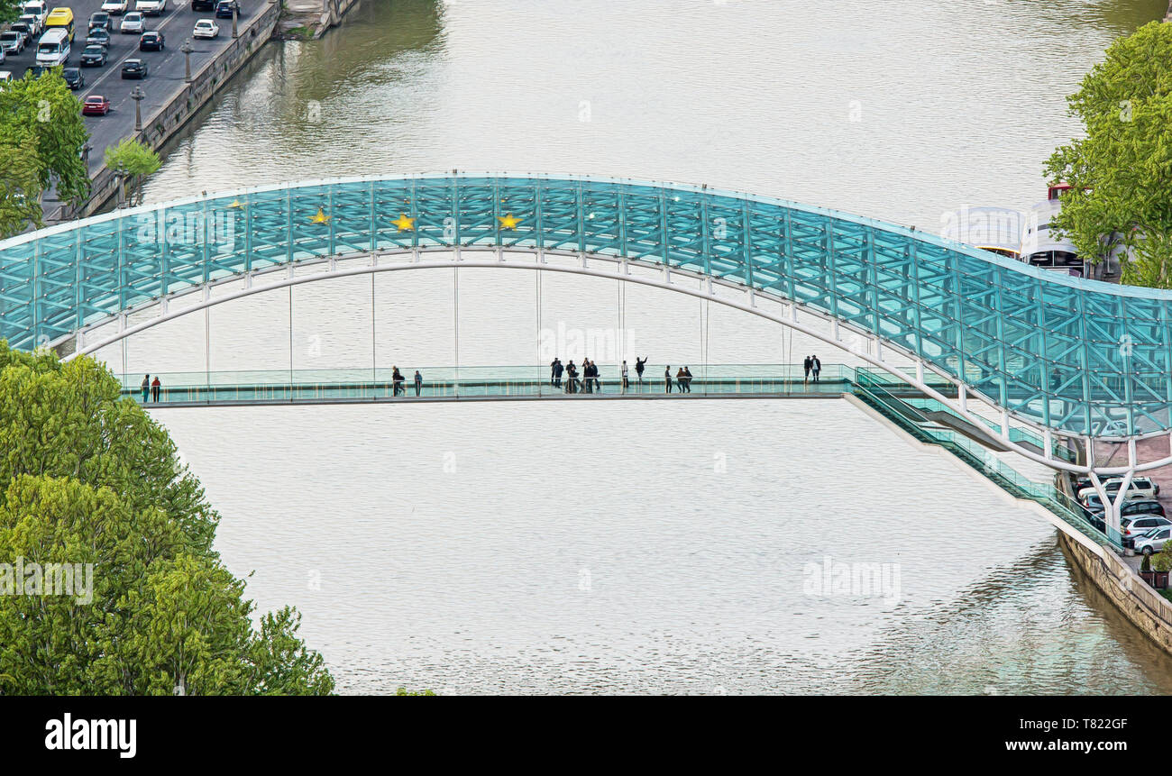 Vue aérienne sur le pont de la paix sur la rivière Kura à Tbilissi, Géorgie Banque D'Images