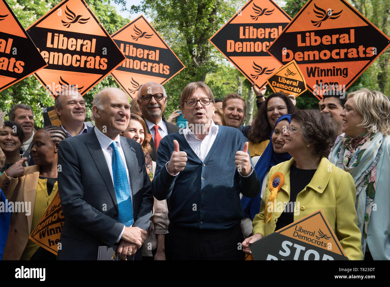 Le Parlement européen le coordonnateur du Brexit Guy Verhofstadt (centre), rejoint Libdem chef Sir Vince Cable (à gauche) à Londres pendant leur campagne électorale de l'UE. Banque D'Images