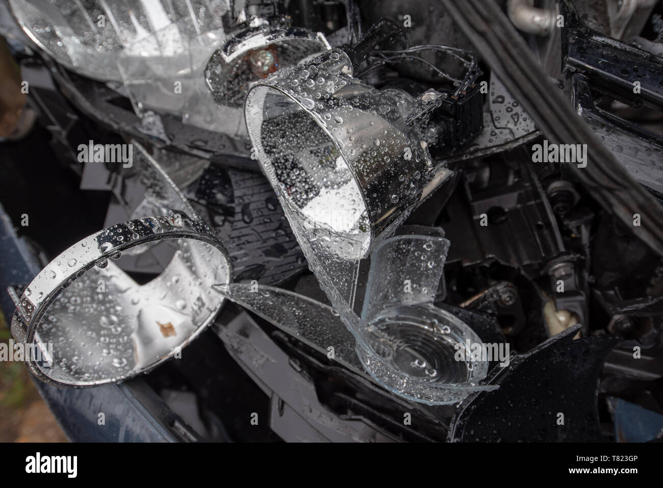 Volkswagen Golf. Accident de voiture et de détails. Accident de voiture sur la tête. Accident de voiture de police et l'arrière-plan. Banque D'Images