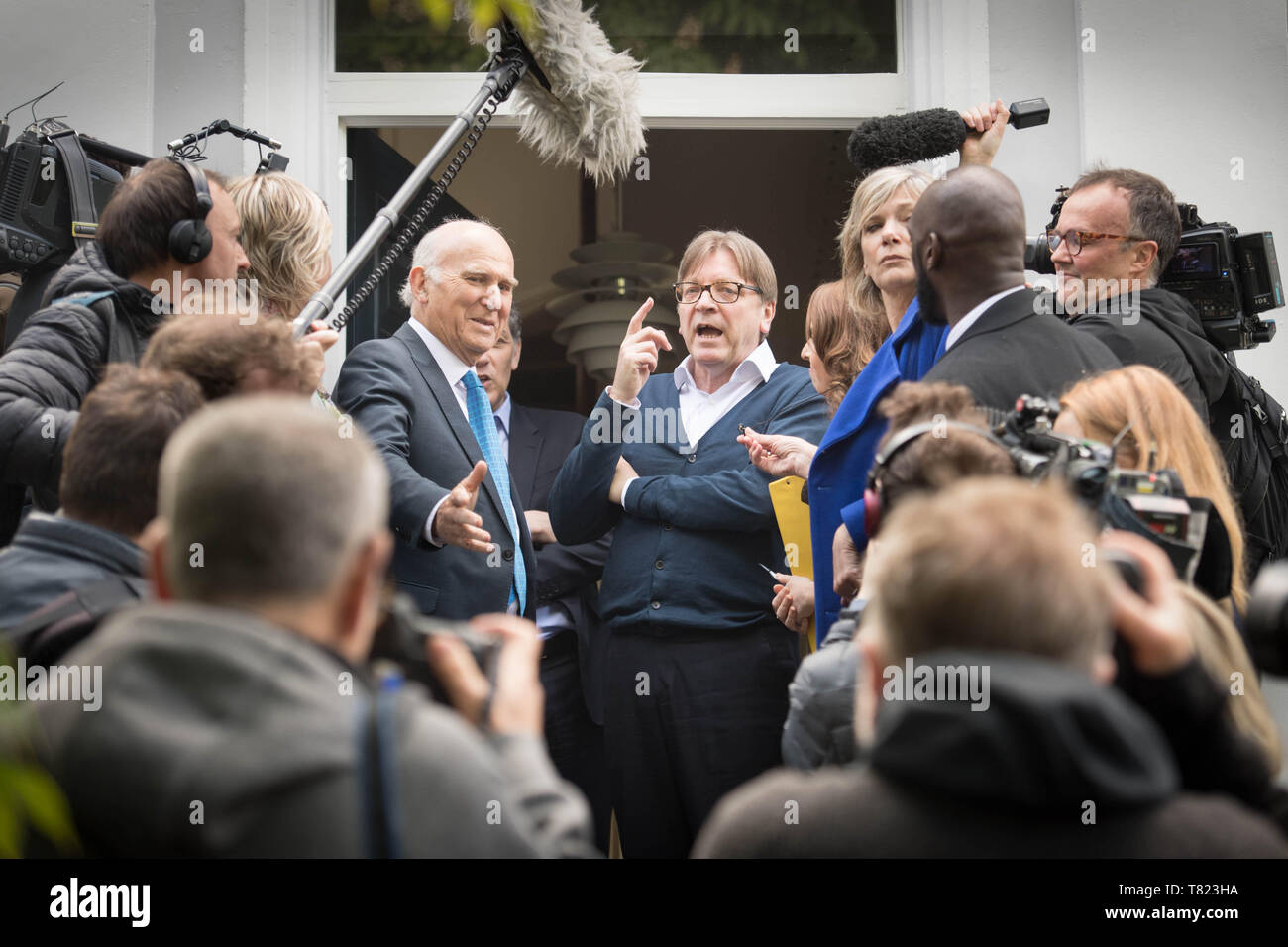 Le Parlement européen le coordonnateur du Brexit Guy Verhofstadt (centre), rejoint Libdem chef Sir Vince Cable (centre gauche) à Londres pendant leur campagne électorale de l'UE. Banque D'Images