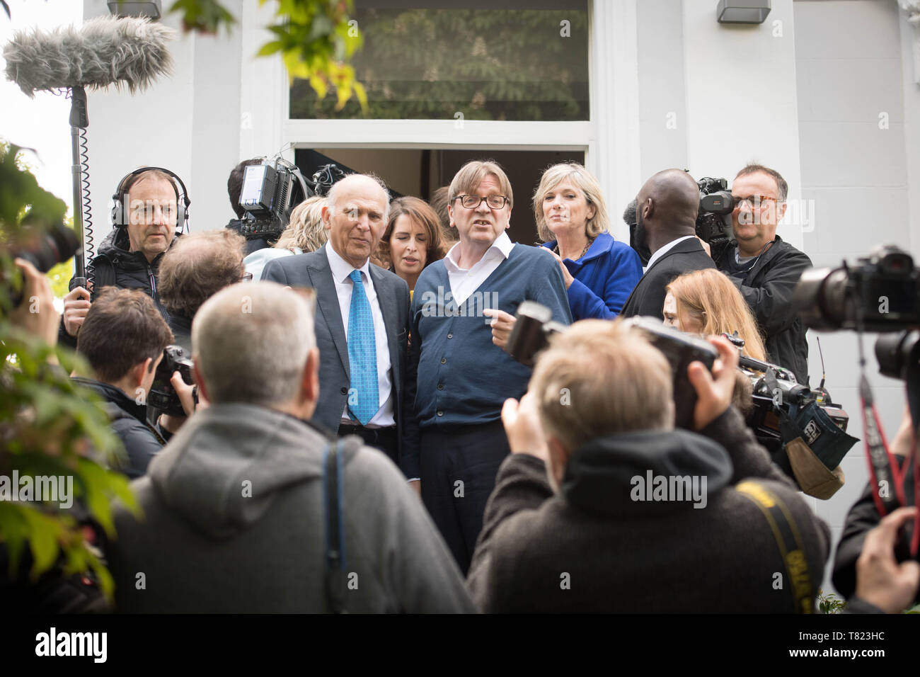 Le Parlement européen le coordonnateur du Brexit Guy Verhofstadt (centre), rejoint Libdem chef Sir Vince Cable (centre gauche) à Londres pendant leur campagne électorale de l'UE. Banque D'Images