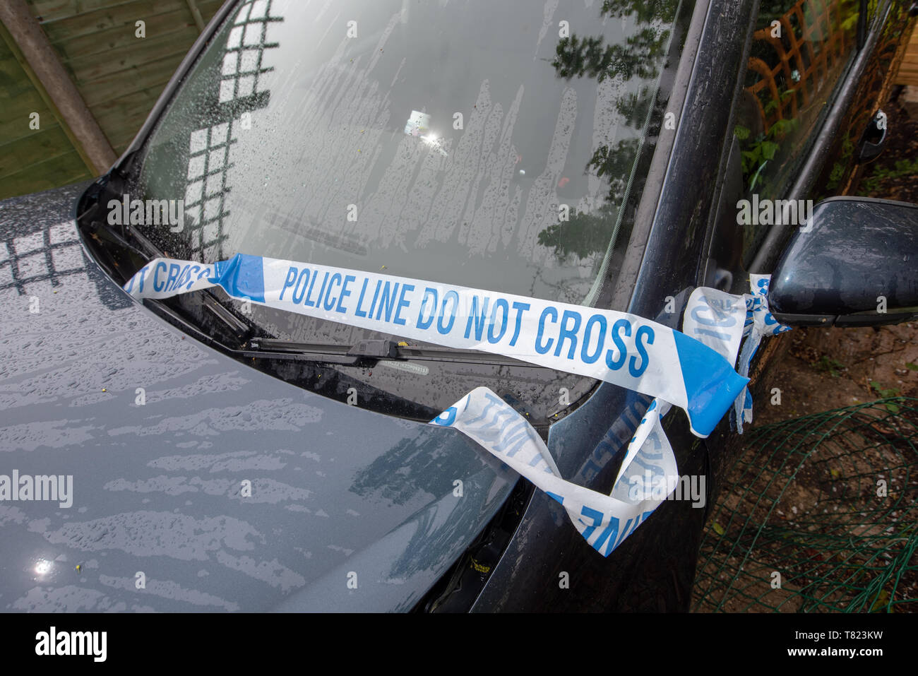 Bande de police sur un véhicule accidenté à la suite d'un accident. Accident de voiture arrière-plan. Dommages et de détails. Banque D'Images