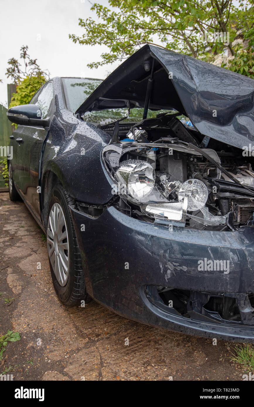 Accident de voiture, bleu/gris bande Police Véhicule Volkswagen Golf et des dommages de près. Accident de voiture arrière-plan. Banque D'Images