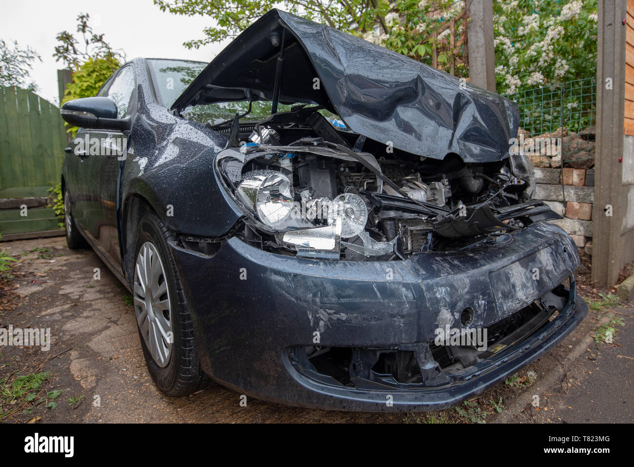 Accident de voiture, bleu/gris bande Police Véhicule Volkswagen Golf et des dommages de près. Accident de voiture arrière-plan. Banque D'Images
