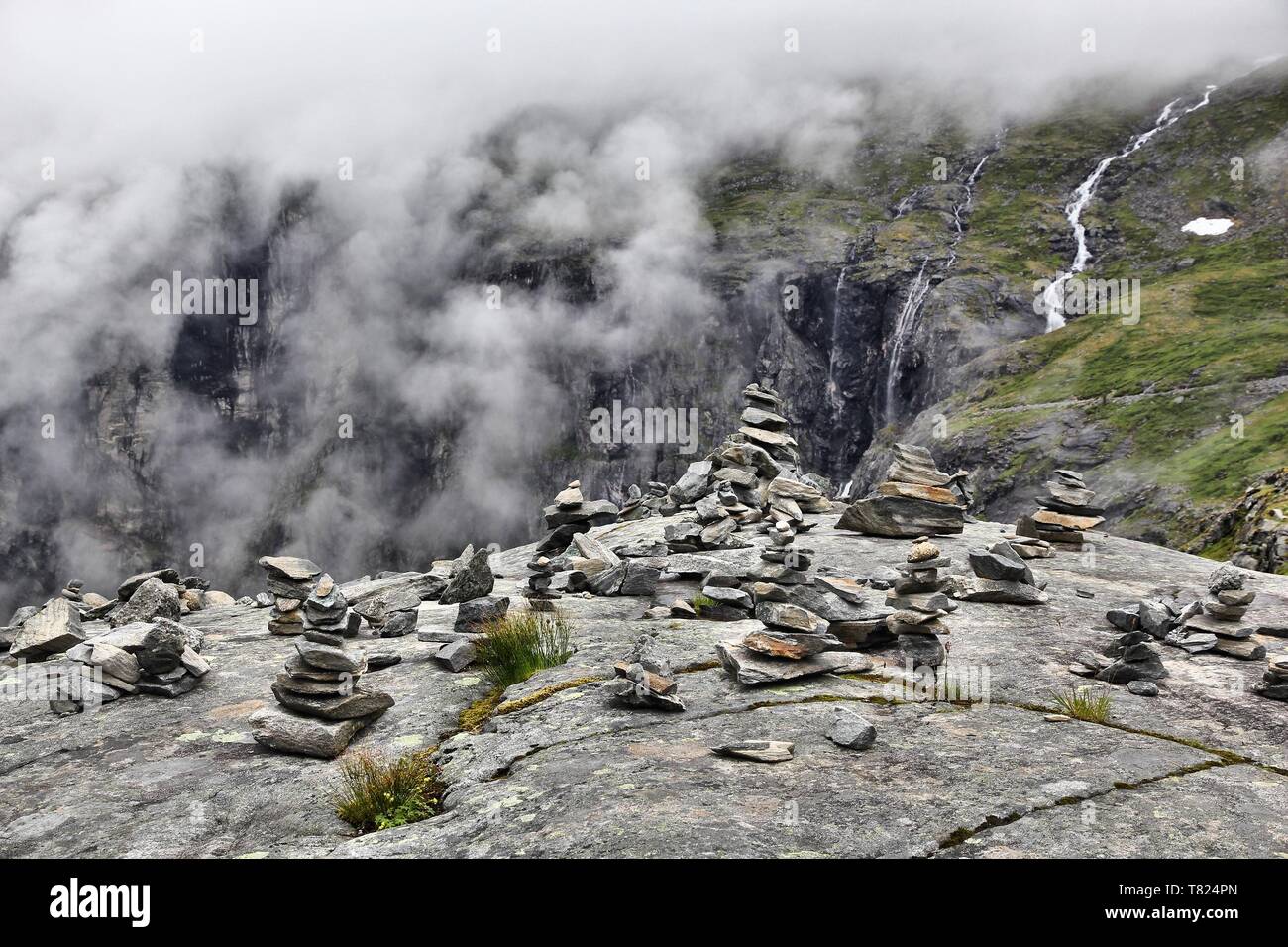 Parc national de Reinheimen En Norvège - cairns sentier de randonnée par temps nuageux. Banque D'Images