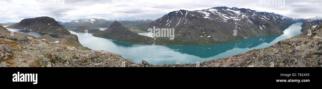 La Norvège paysage dans le parc national de Jotunheimen. Besseggen mountain ridge trail entre deux lacs (Gjende et Bessvatnet). Vaste panorama. Banque D'Images
