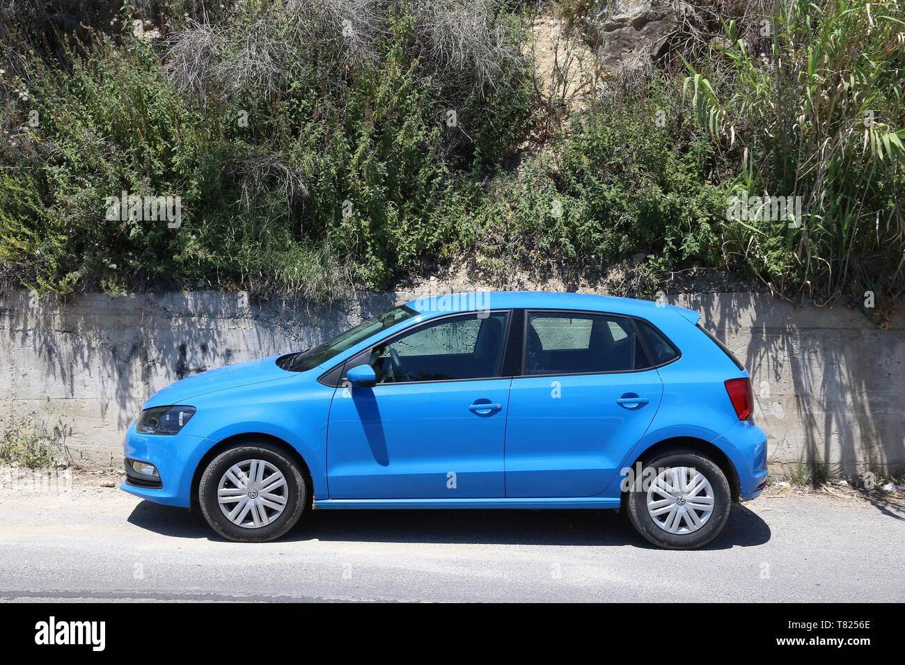 Corfou, Grèce - juin 2, 2016 : VW Polo Blue hatchback voiture garée dans l'île de Corfou, Grèce. Avec 566 véhicules immatriculés pour 1000 habitants la Grèce est b Banque D'Images