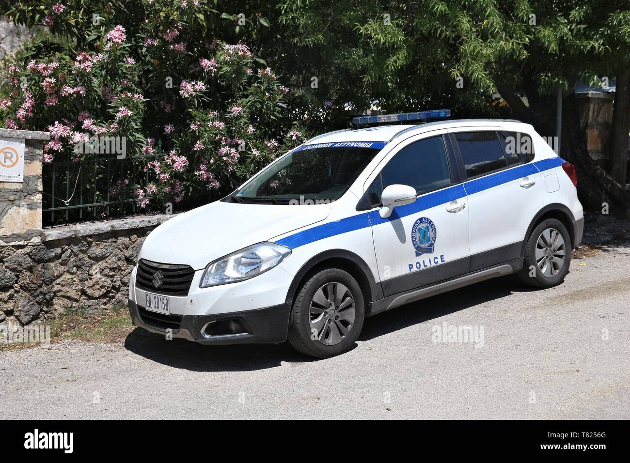 Corfou, Grèce - juin 2, 2016 : Suzuki SX4 crossover voiture de police garée dans l'île de Corfou, Grèce. Avec 566 véhicules immatriculés en Grèce par 1000 habitants Banque D'Images