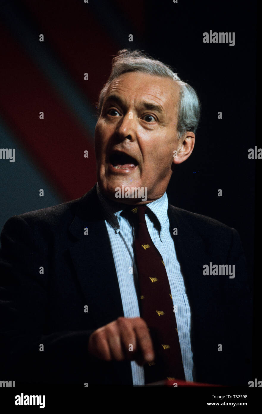 Tony Benn au congrès du parti travailliste, Bournmouth en octobre 1985 Anthony Neil Wedgwood Benn (3 avril 1925 - 14 mars 2014), à l'origine connu comme Anthony Wedgwood Benn, mais plus tard comme Tony Benn, était un homme politique français, écrivain et chroniqueuse. Il a été membre du Parlement (MP) pour 47 ans entre 1950 et 2001 les élections générales et un ministre dans les gouvernements travaillistes de Harold Wilson et James Callaghan dans les années 1960 et 1970. À l'origine un modéré, il a été identifié comme étant sur la partie gauche du disque dur a partir du début des années 1980, et a été largement considérée comme un promoteur du socialisme démocratique Banque D'Images