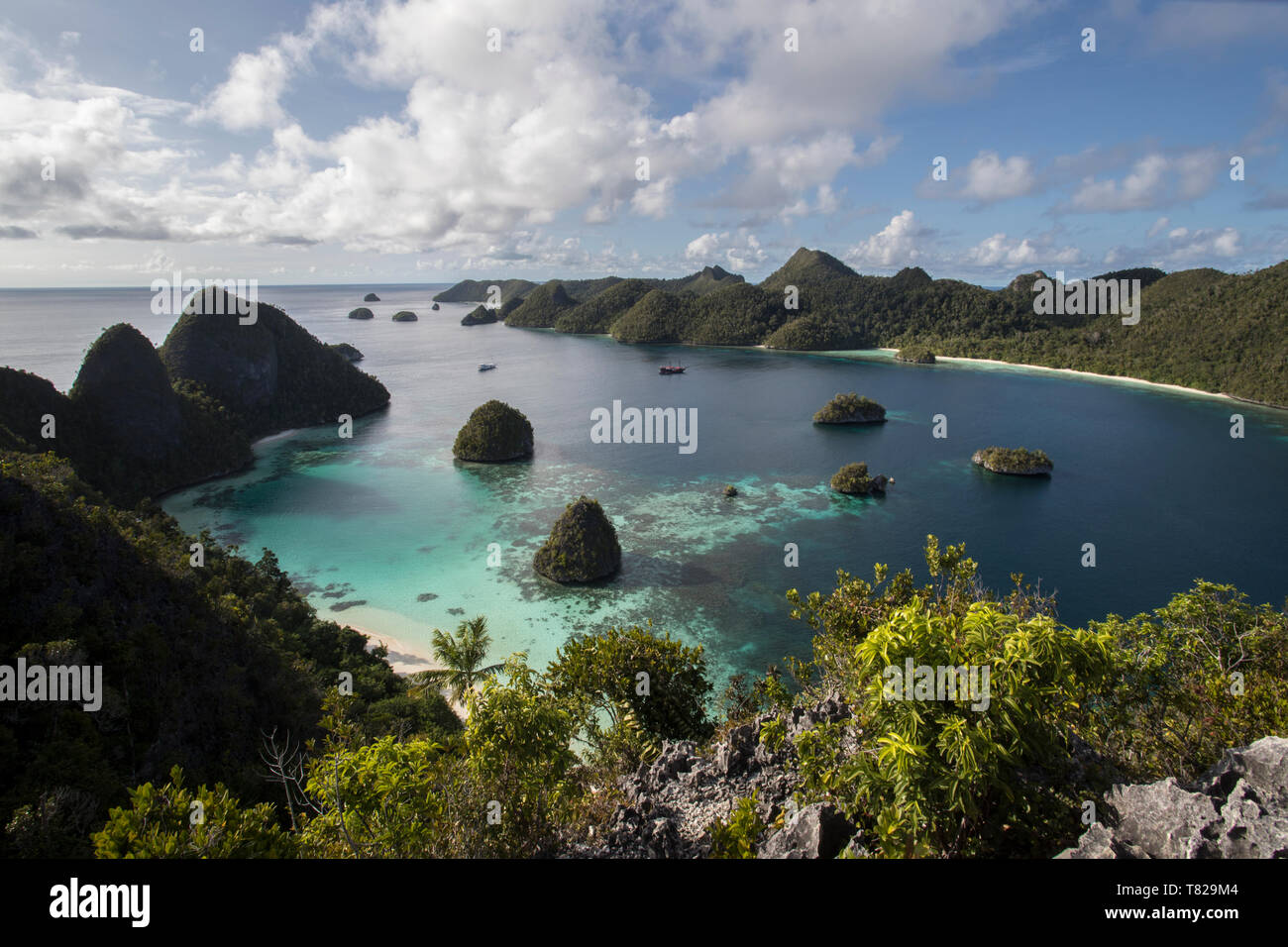 Vue aérienne du lagon et des formations calcaires karstiques à Wayag, l'île de Raja Ampat, Papouasie occidentale, en Indonésie Banque D'Images