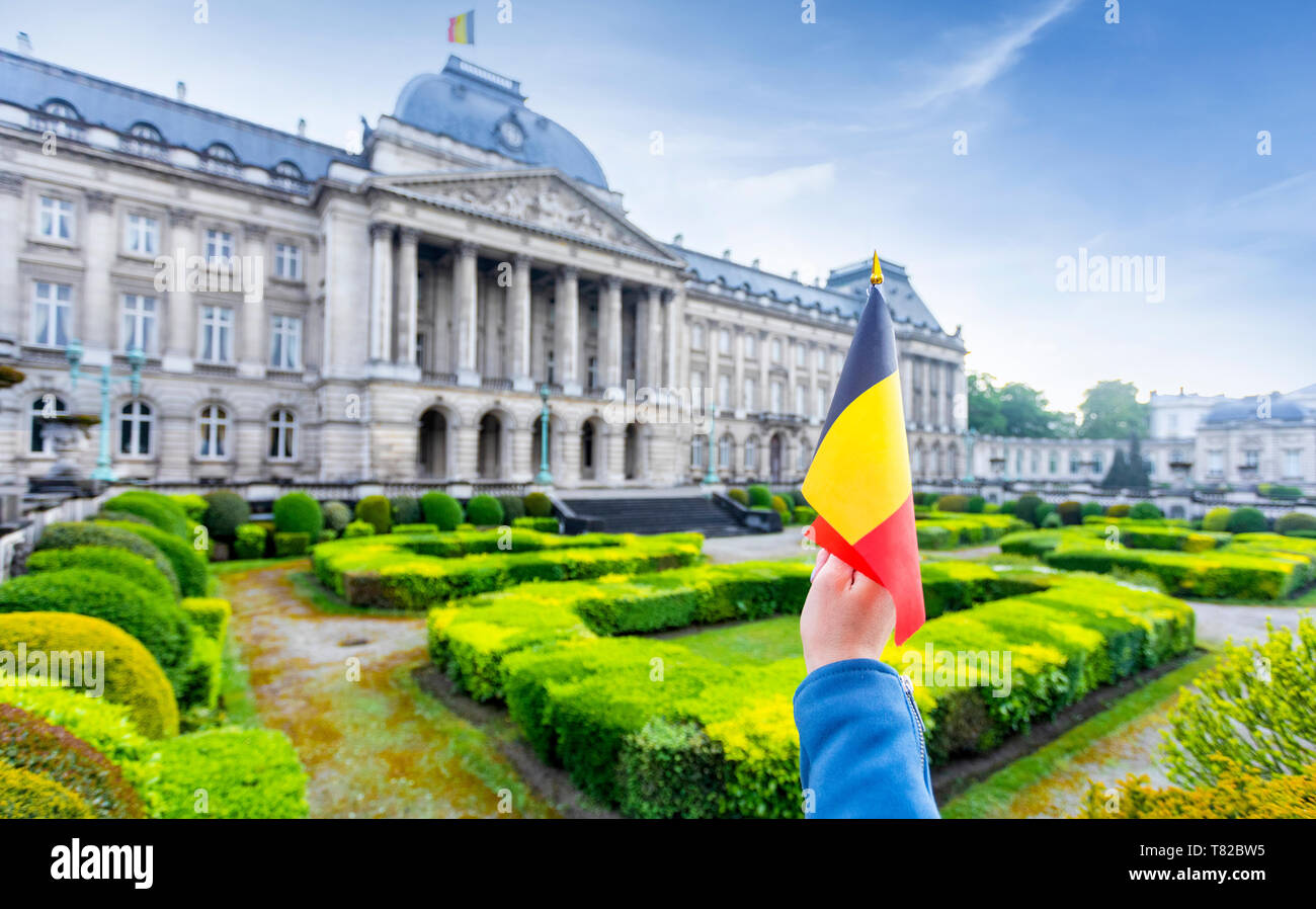 Palais Royal de Bruxelles et d'un drapeau de la Belgique En Belgique, la main de femme Banque D'Images