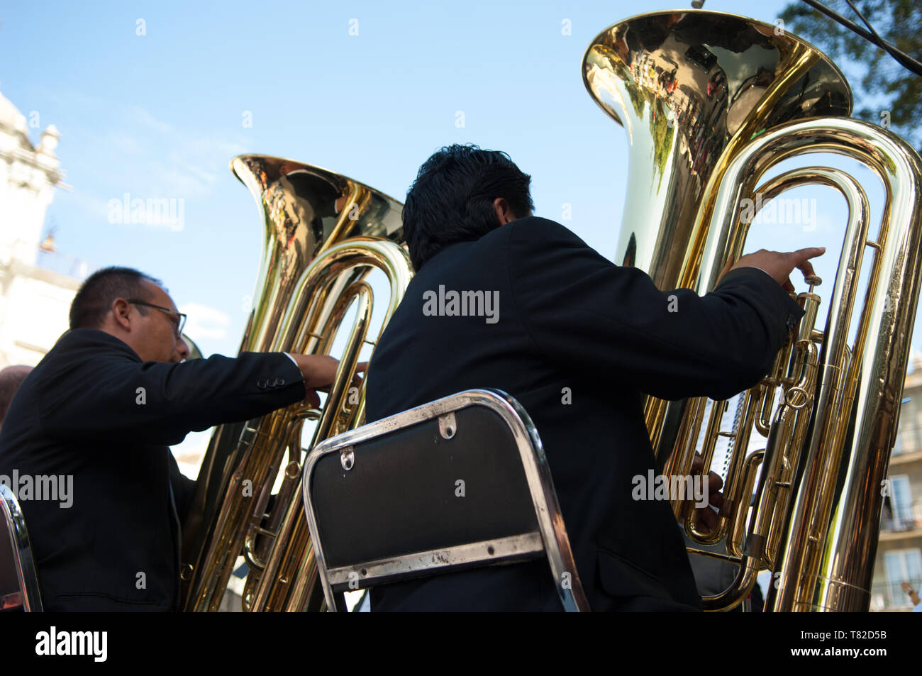 Deux musiciens qui jouent les tubas, Oaxaca, Mexique Banque D'Images