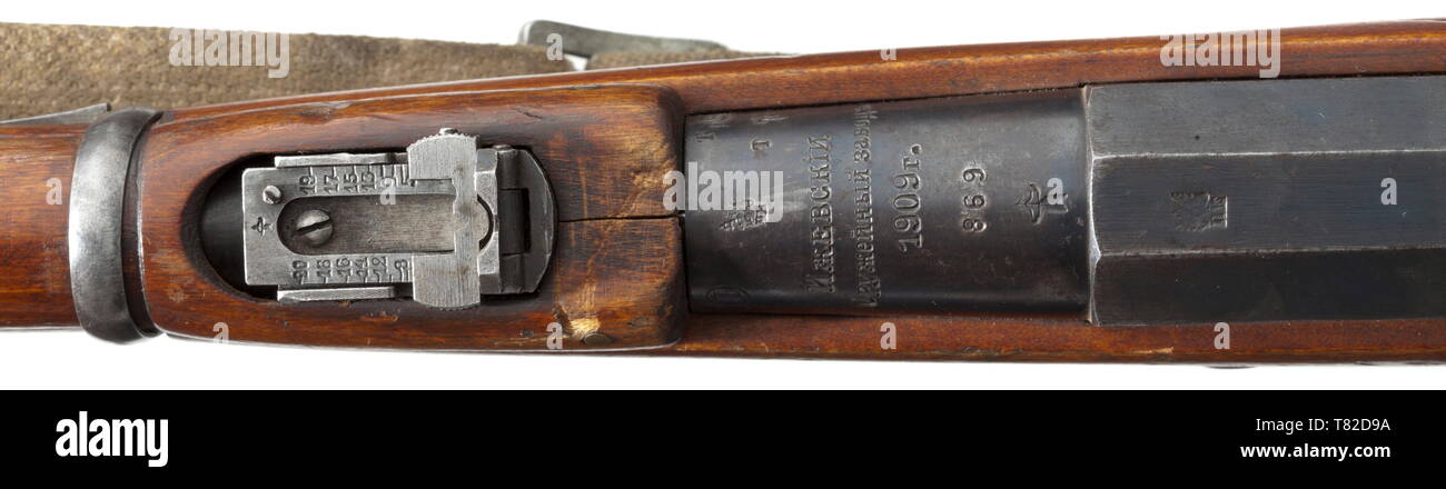 Une carabine Mosin-Nagant M 1907, 2e modèle, le calibre 7,62 x 54R, no. 869. Les numéros correspondants. Alésage lumineux, longueur 51 cm. Cinq coups de feu. Broche de recul. Sites touristiques : ouvrez guidon à pans de l'étape de la vue, à l'échelle 400 - 2000 arschin. Fabriqués en Ishevsk en 1909. Sur le fût imprimé en écriture cyrillique racine 'Ishevsk Manufacture d'armes" du tsar, aigle sur la tête du récepteur. Fini original, plus ainsi repéré de façon minimale sur le plateau du magasin. Lock poli blanc. Garde la main jusqu'à la vue. Stock de bouleau avec quelques marques d'usure, complet avec sangle web et tige de nettoyage. Additional-Rights Clearance-Info-rare,-Not-Available Banque D'Images