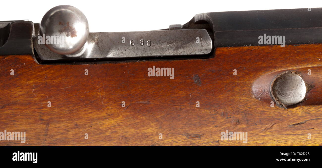 Une carabine Mosin-Nagant M 1907, 2e modèle, le calibre 7,62 x 54R, no. 869. Les numéros correspondants. Alésage lumineux, longueur 51 cm. Cinq coups de feu. Broche de recul. Sites touristiques : ouvrez guidon à pans de l'étape de la vue, à l'échelle 400 - 2000 arschin. Fabriqués en Ishevsk en 1909. Sur le fût imprimé en écriture cyrillique racine 'Ishevsk Manufacture d'armes" du tsar, aigle sur la tête du récepteur. Fini original, plus ainsi repéré de façon minimale sur le plateau du magasin. Lock poli blanc. Garde la main jusqu'à la vue. Stock de bouleau avec quelques marques d'usure, complet avec sangle web et tige de nettoyage. Additional-Rights Clearance-Info-rare,-Not-Available Banque D'Images